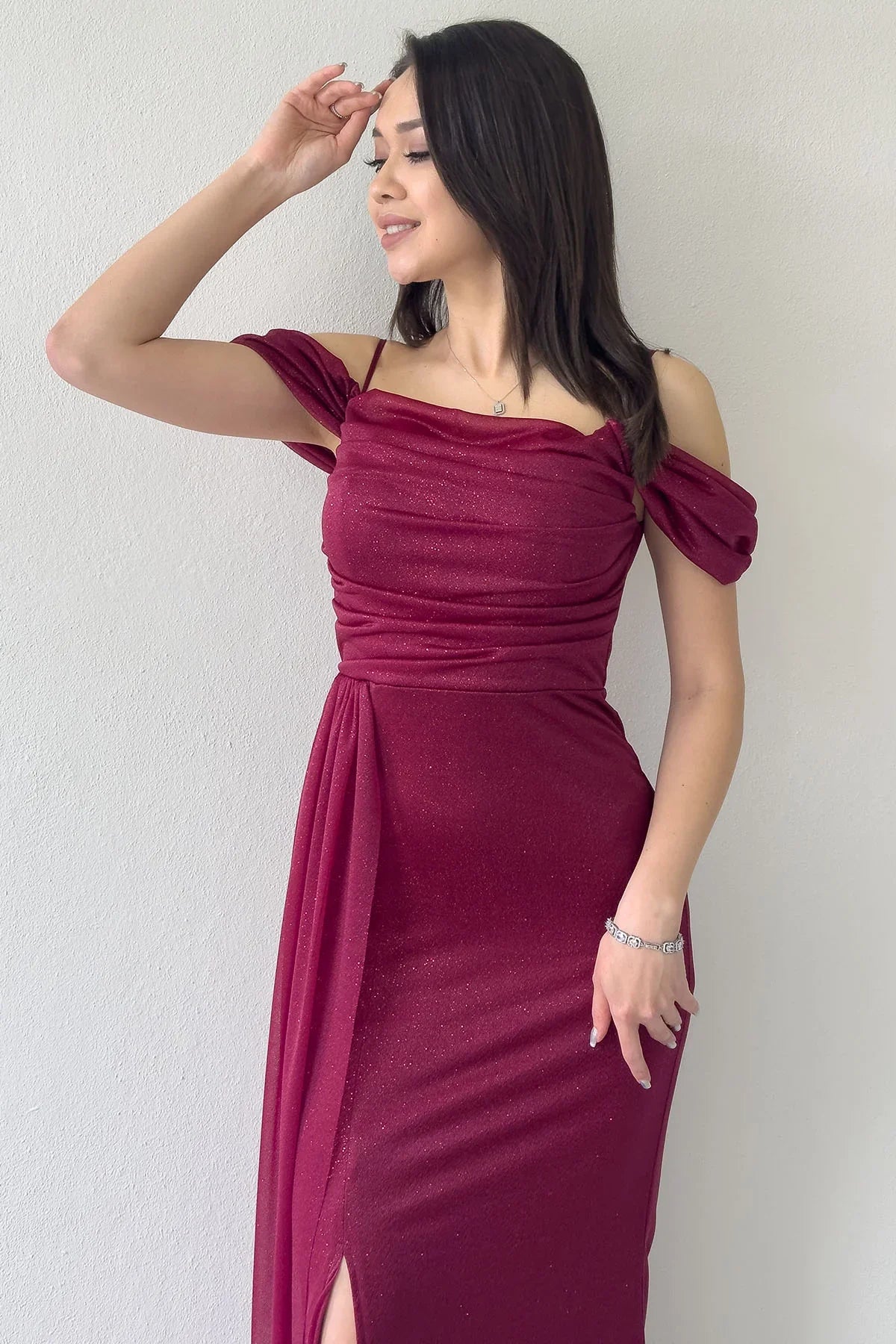 Bordo Askılı Düşük Omuz Yırtmaç Detay Abiye Elbise