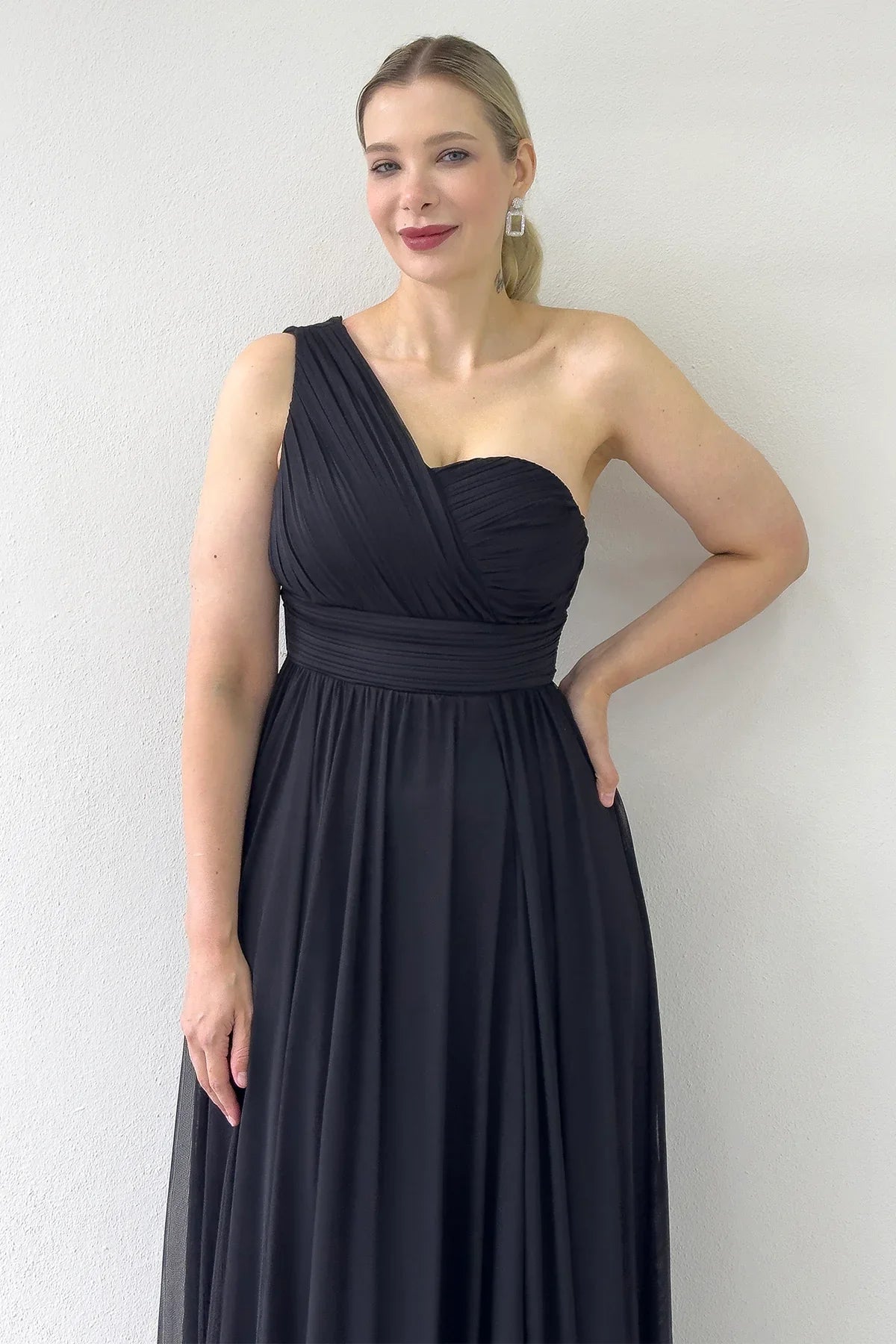 Siyah Tek Omuz Piliseli Kloş Abiye Elbise