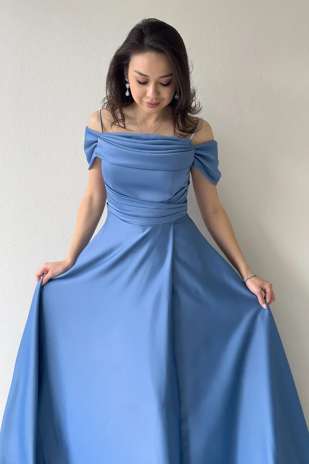 İndigo Taş Askılı Düşük Omuz Saten Yırtmaçlı Abiye Elbise