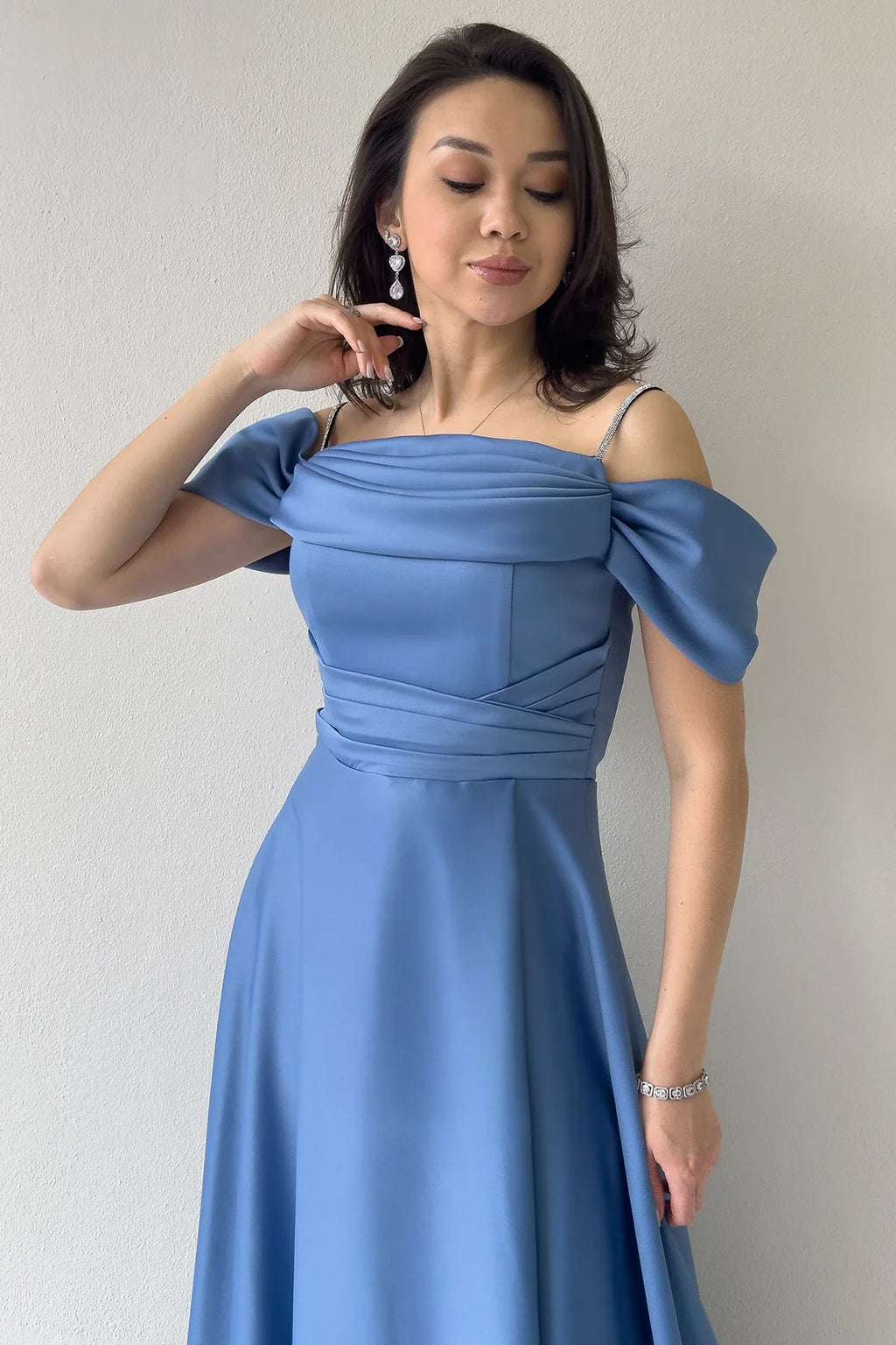 İndigo Taş Askılı Düşük Omuz Saten Yırtmaçlı Abiye Elbise