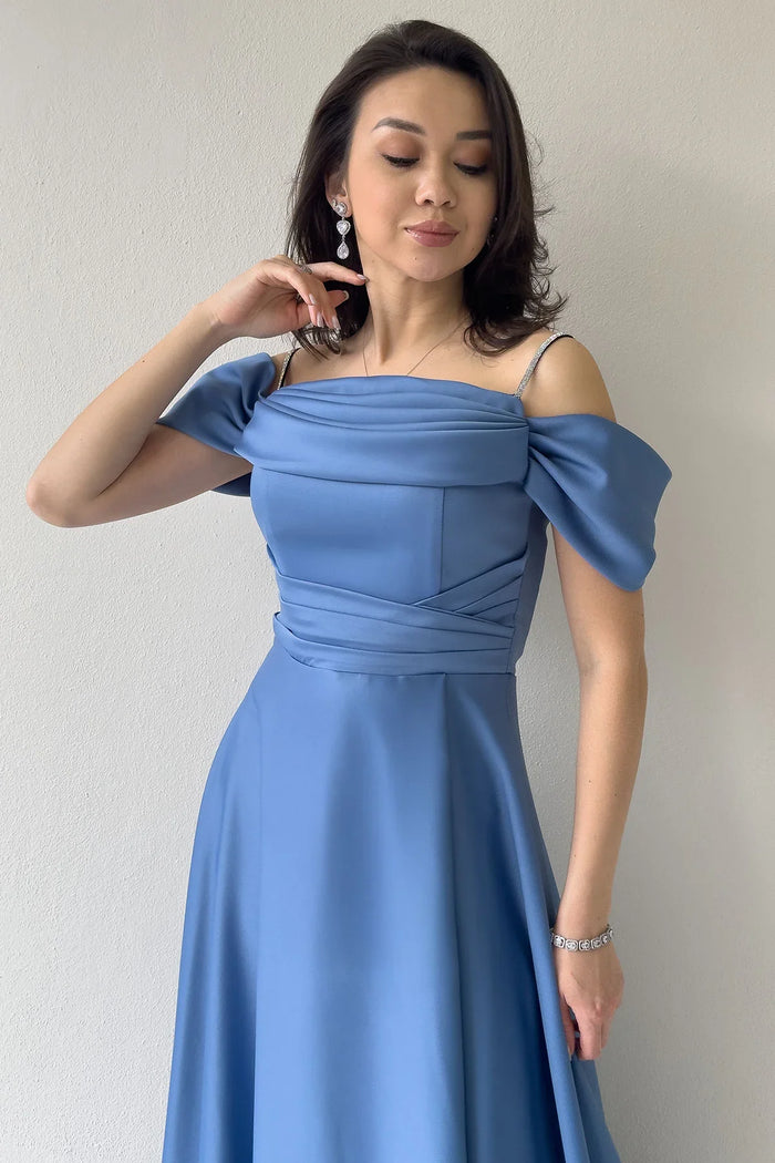 İndigo Taş Askılı Düşük Omuz Saten Yırtmaçlı Abiye Elbise