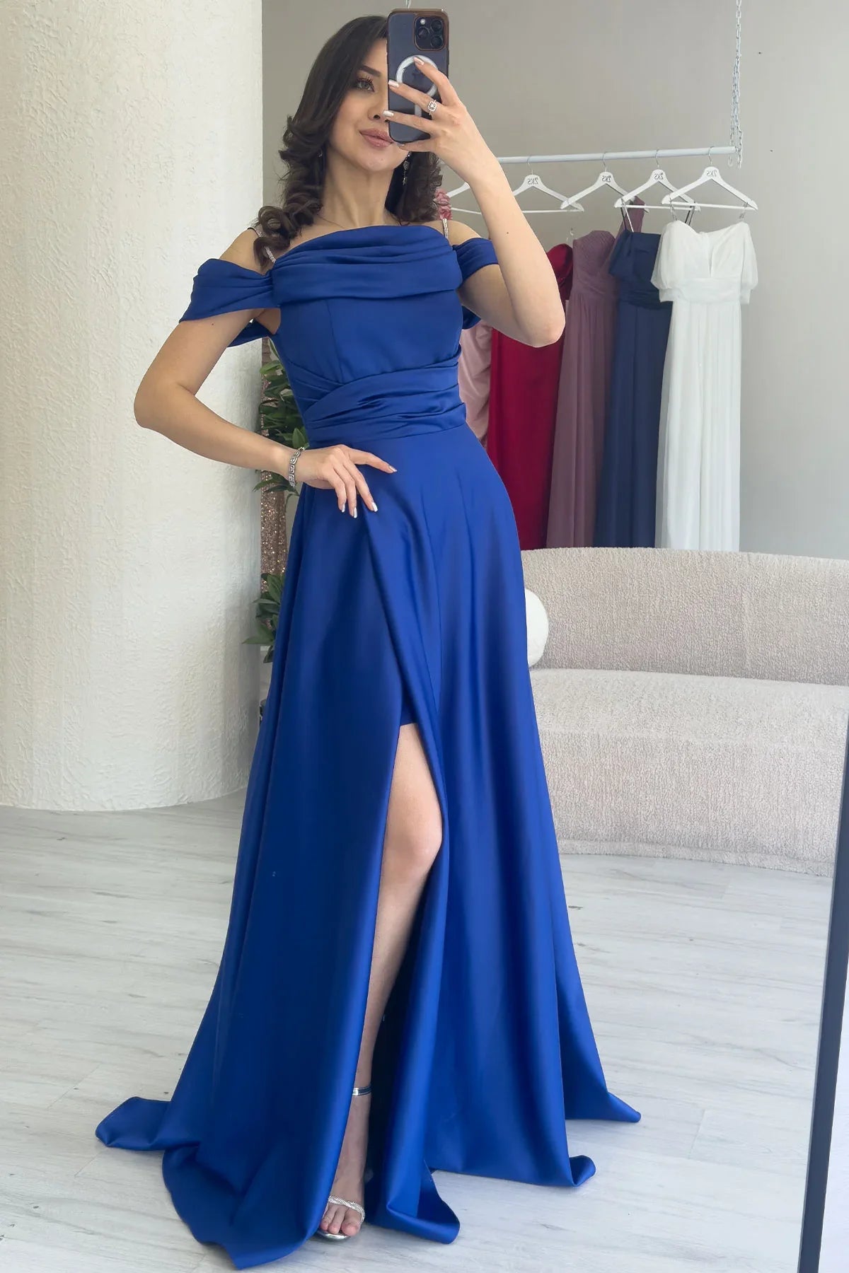 Saks Mavisi Taş Askılı Düşük Omuz Saten Yırtmaçlı Abiye Elbise