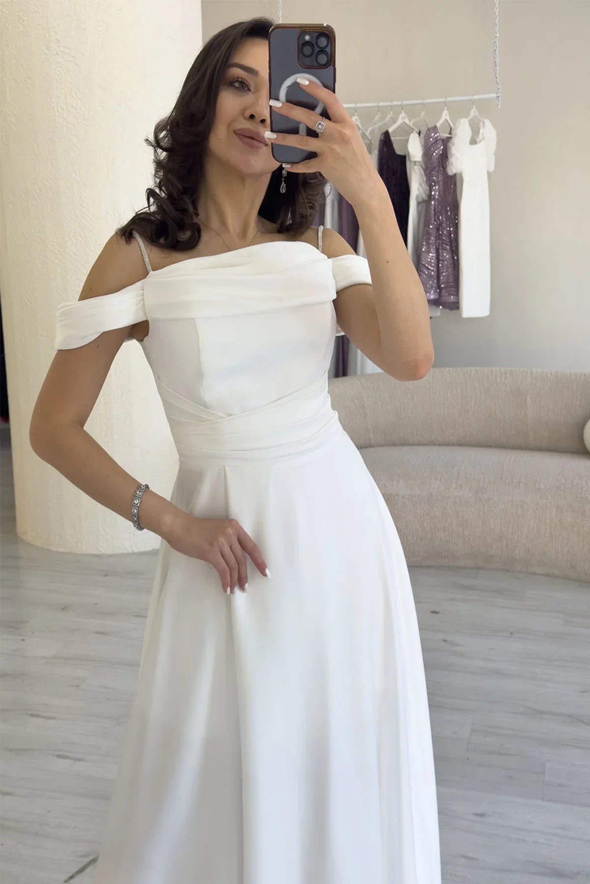Beyaz Taş Askılı Düşük Omuz Saten Yırtmaçlı Abiye Elbise