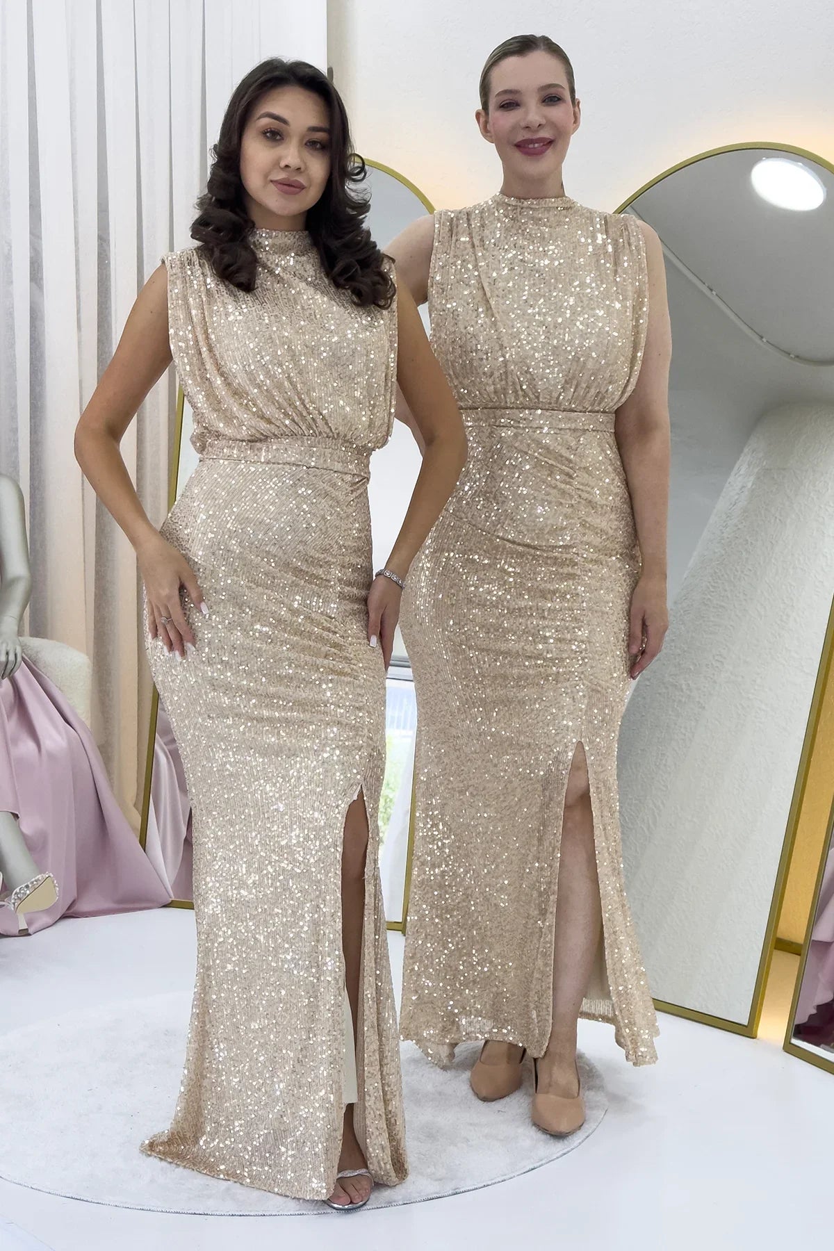 Kadın Bej Dik Yaka Kuşak Detay Yırtmaçlı Pul Payet Abiye Elbise