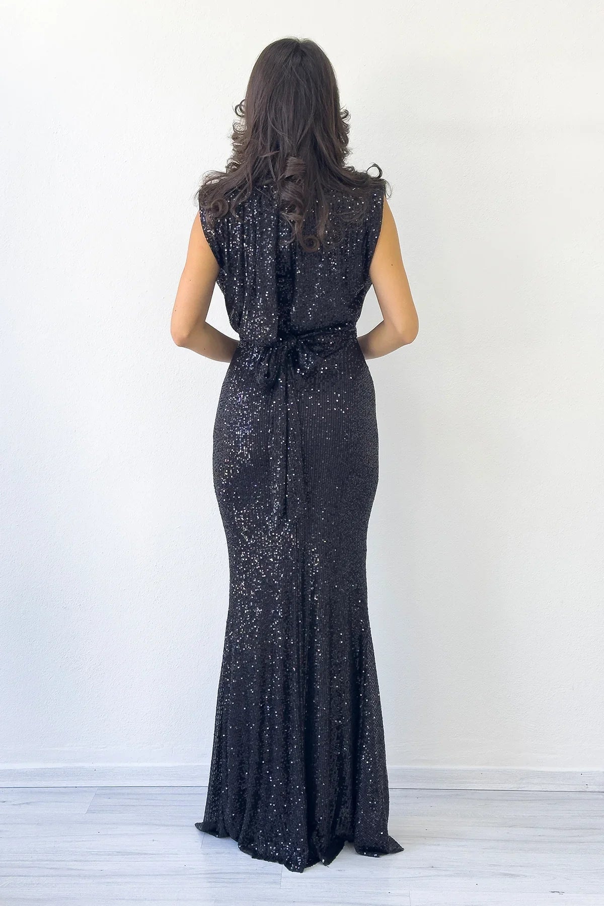 Kadın Siyah Dik Yaka Kuşak Detay Yırtmaçlı Pul Payet Abiye Elbise