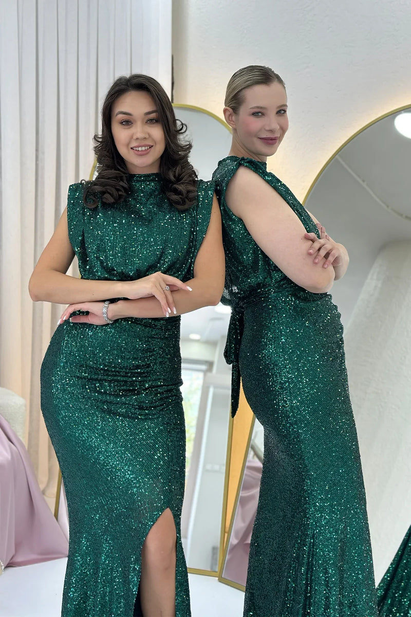 Kadın Zümrüt Yeşil  Dik Yaka Kuşak Detay Yırtmaçlı Pul Payet Abiye Elbise