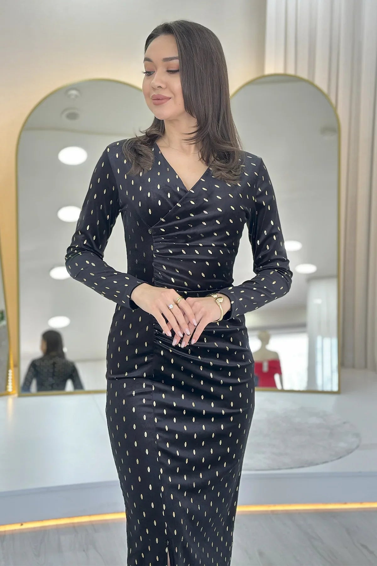 Kadın Siyah Gold Desenli Drapeli Kadife Midi Boy Kalem Elbise