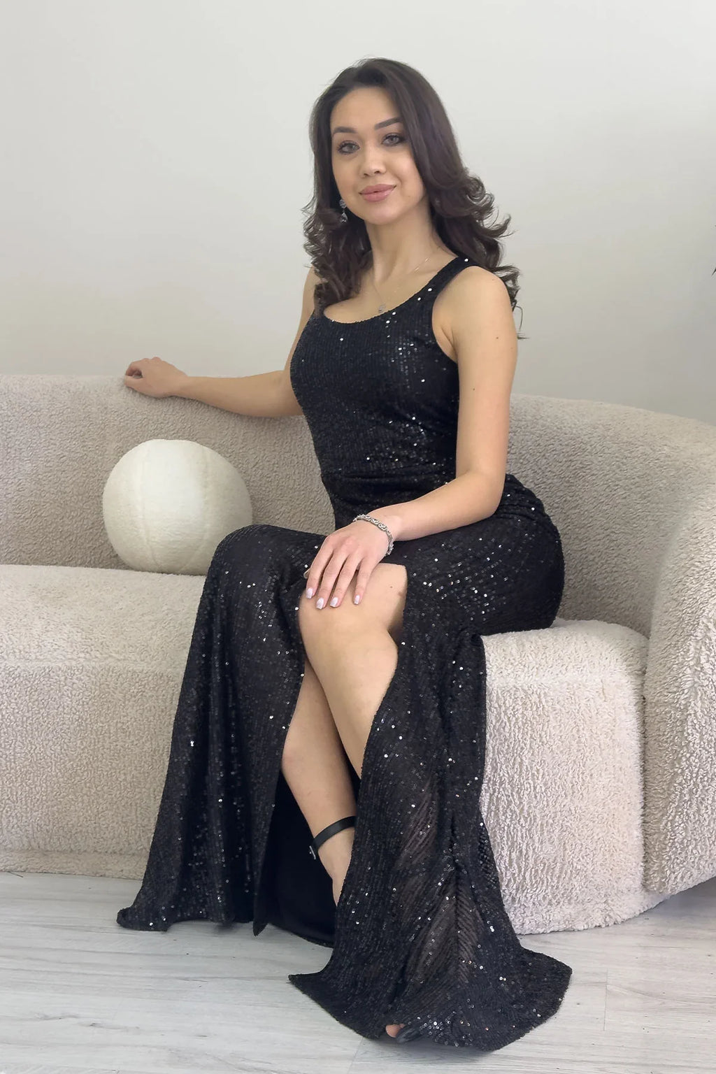 Kadın Siyah Askılı Yırtmaçlı Pul Payet Abiye Elbise