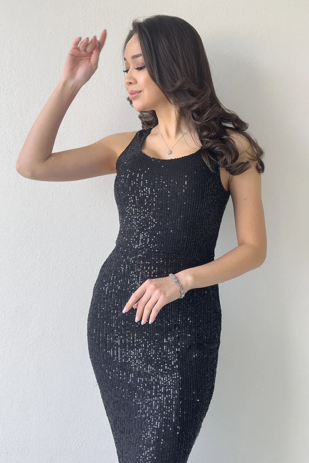 Kadın Siyah Askılı Yırtmaçlı Pul Payet Abiye Elbise