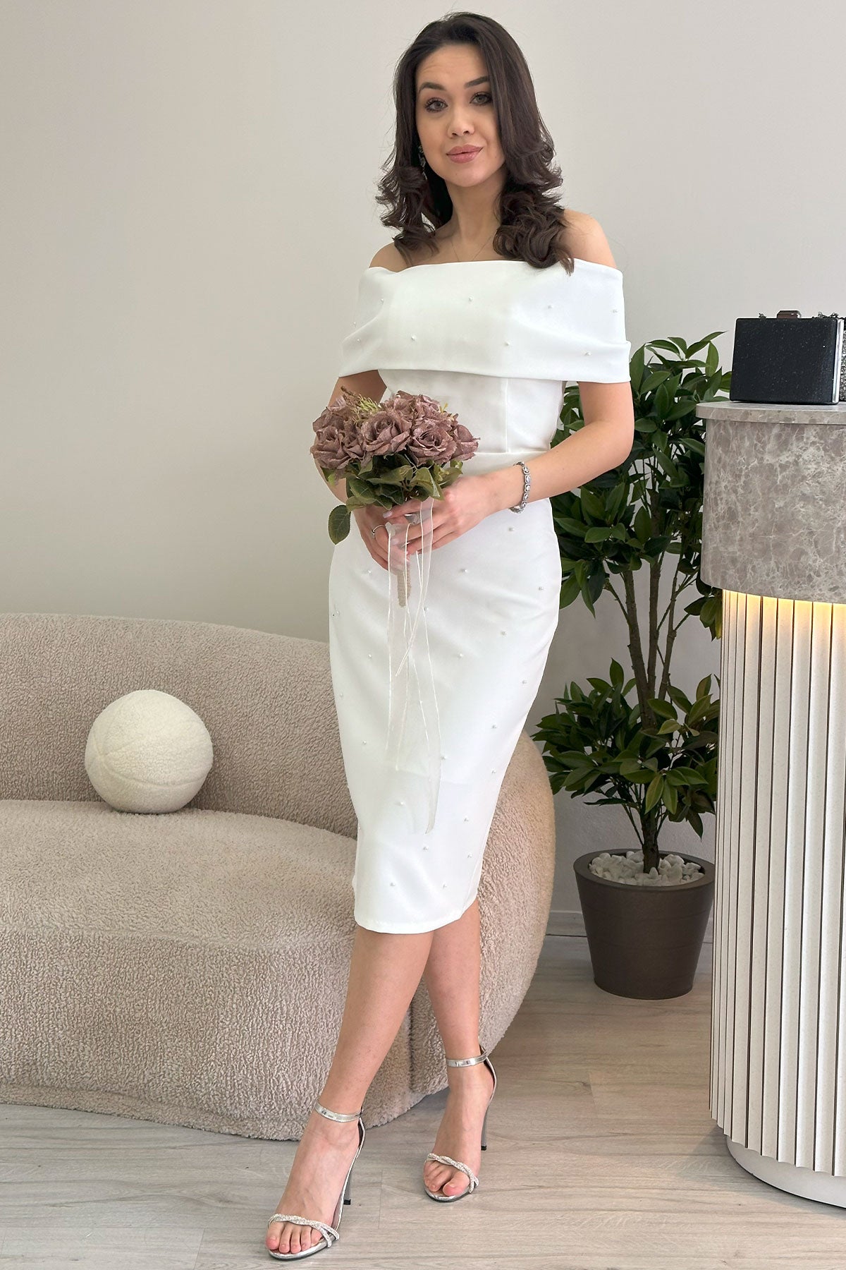 İncili Carmen Yaka Midi Boy Beyaz Nikah Elbisesi