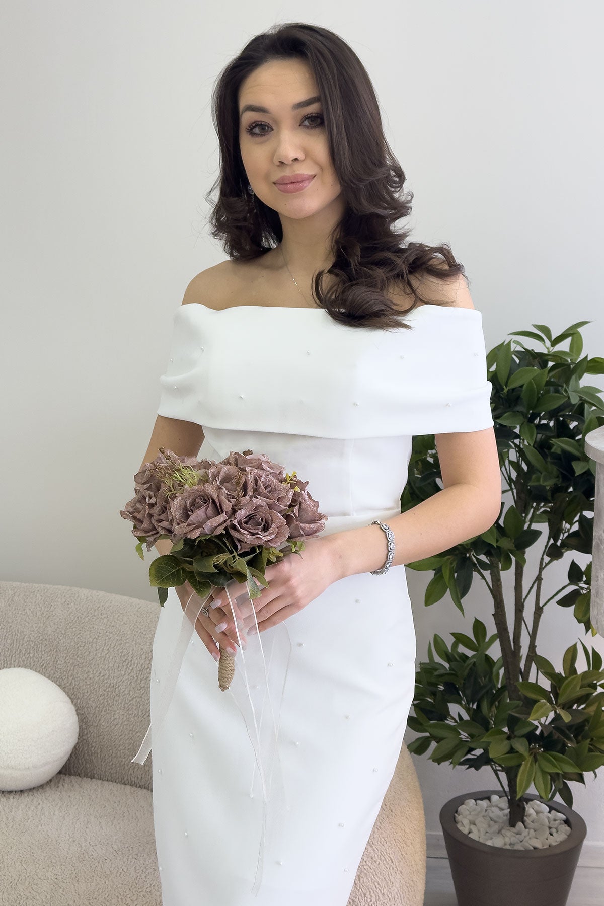 İncili Carmen Yaka Midi Boy Beyaz Nikah Elbisesi