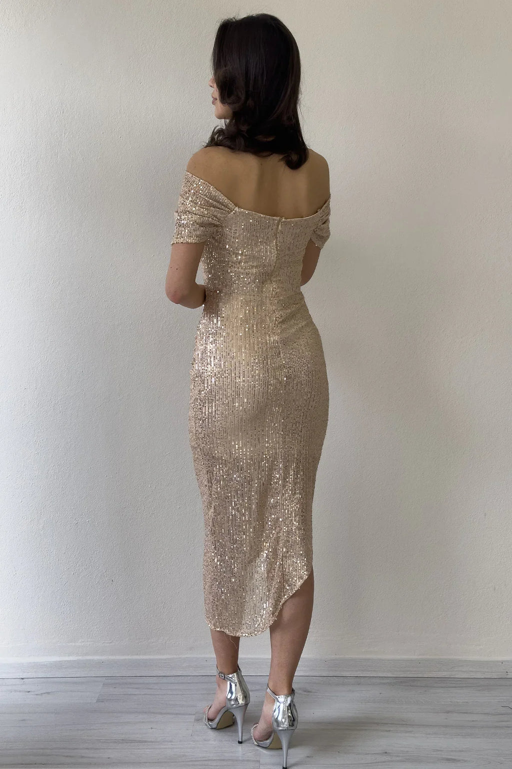 Gold Asimetrik Etek Düşük Omuz Midi Boy Pul Payet Abiye Elbise