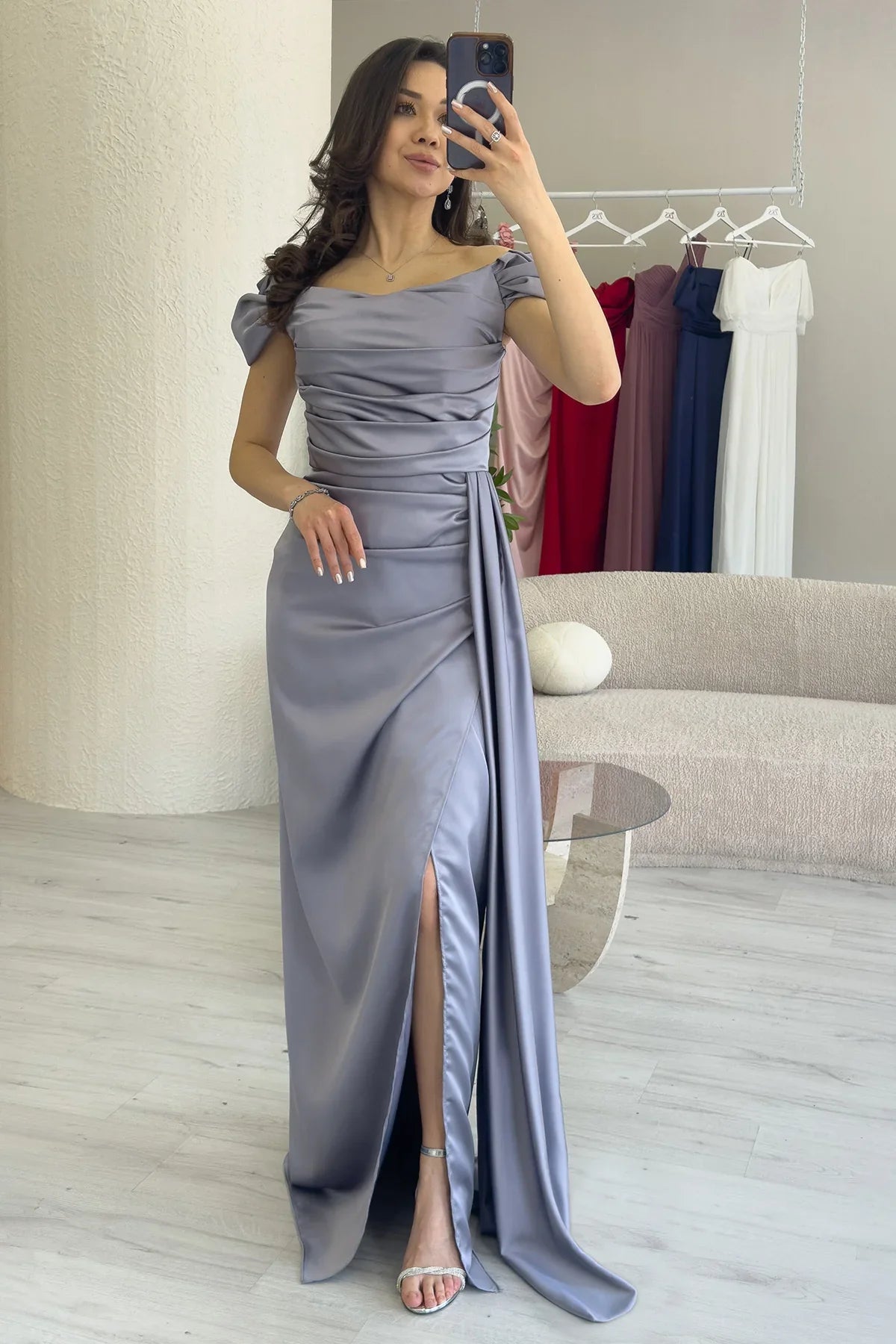 Kadın Gümüş Düşük Omuz Saten Drapeli Yırtmaçlı Abiye Elbise 