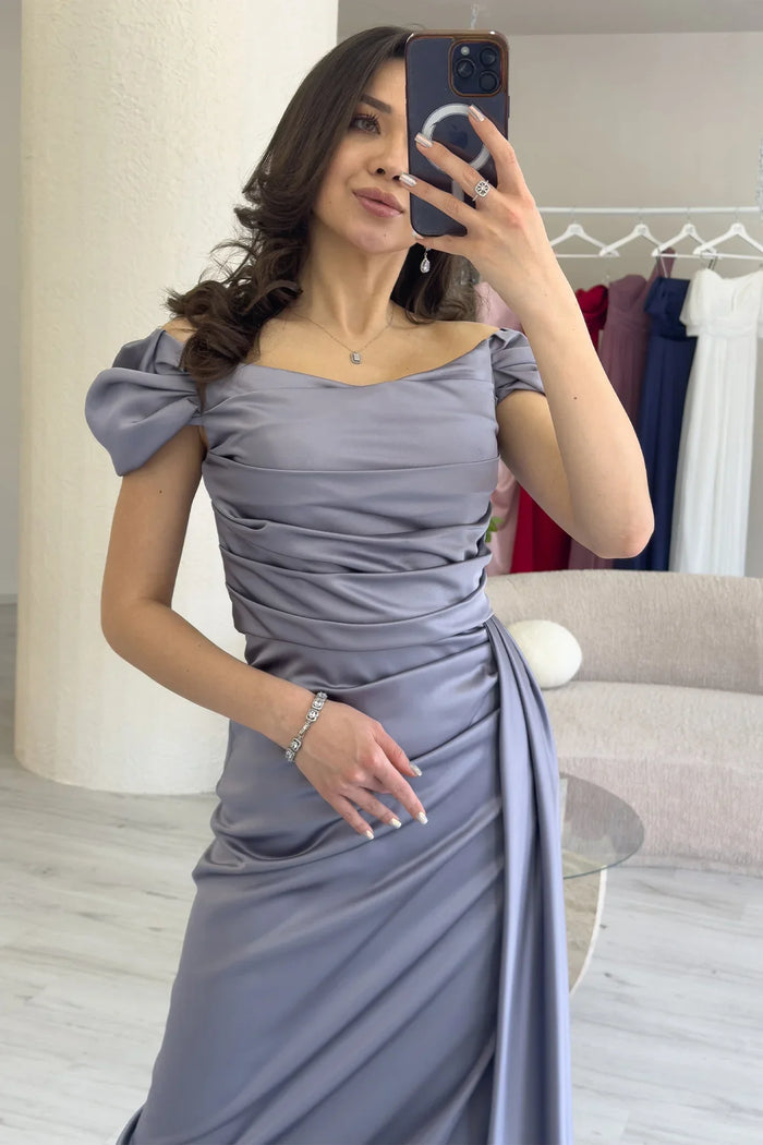 Kadın Gümüş Düşük Omuz Saten Drapeli Yırtmaçlı Abiye Elbise 