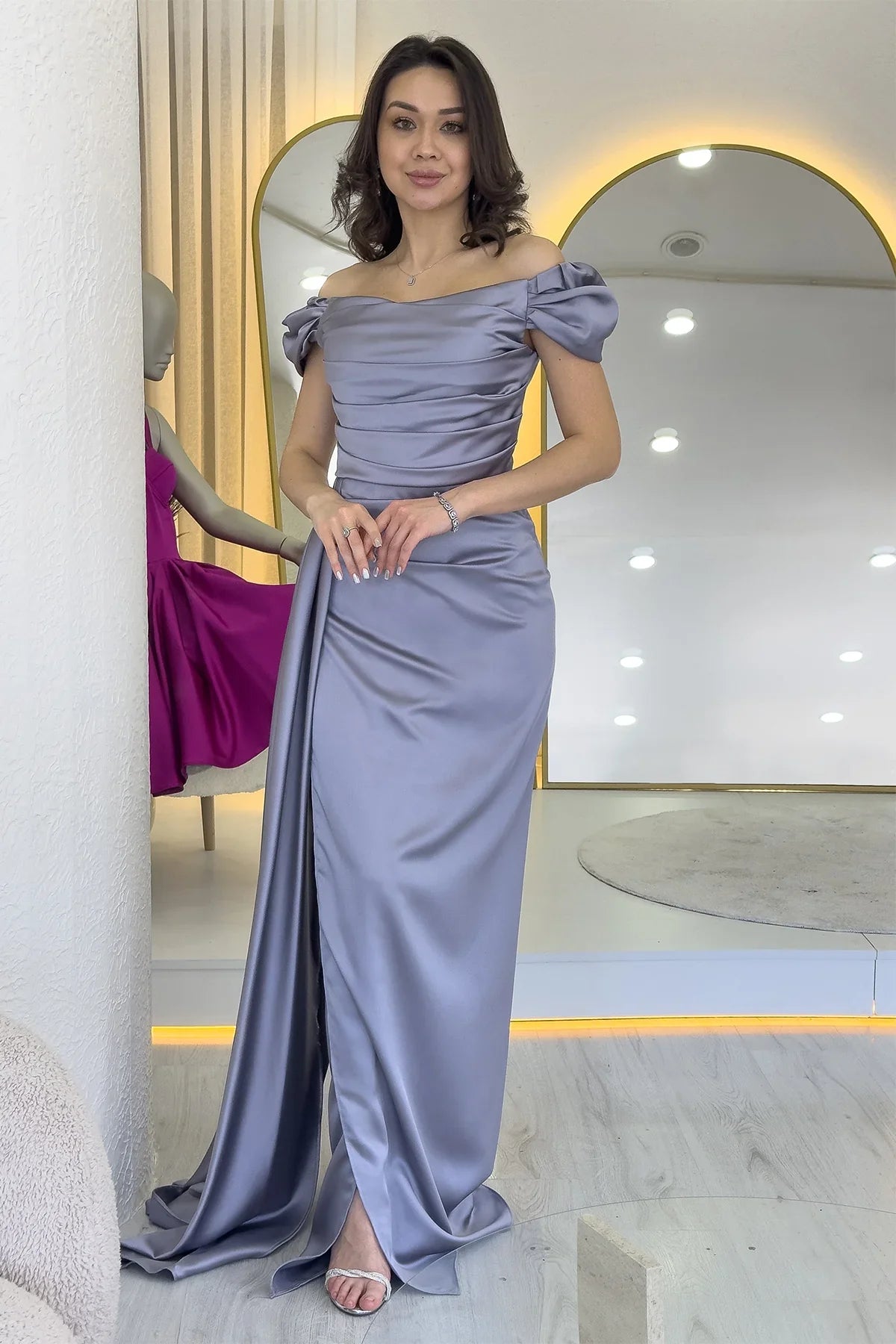 Kadın Gümüş Düşük Omuz Saten Drapeli Yırtmaçlı Abiye Elbise 