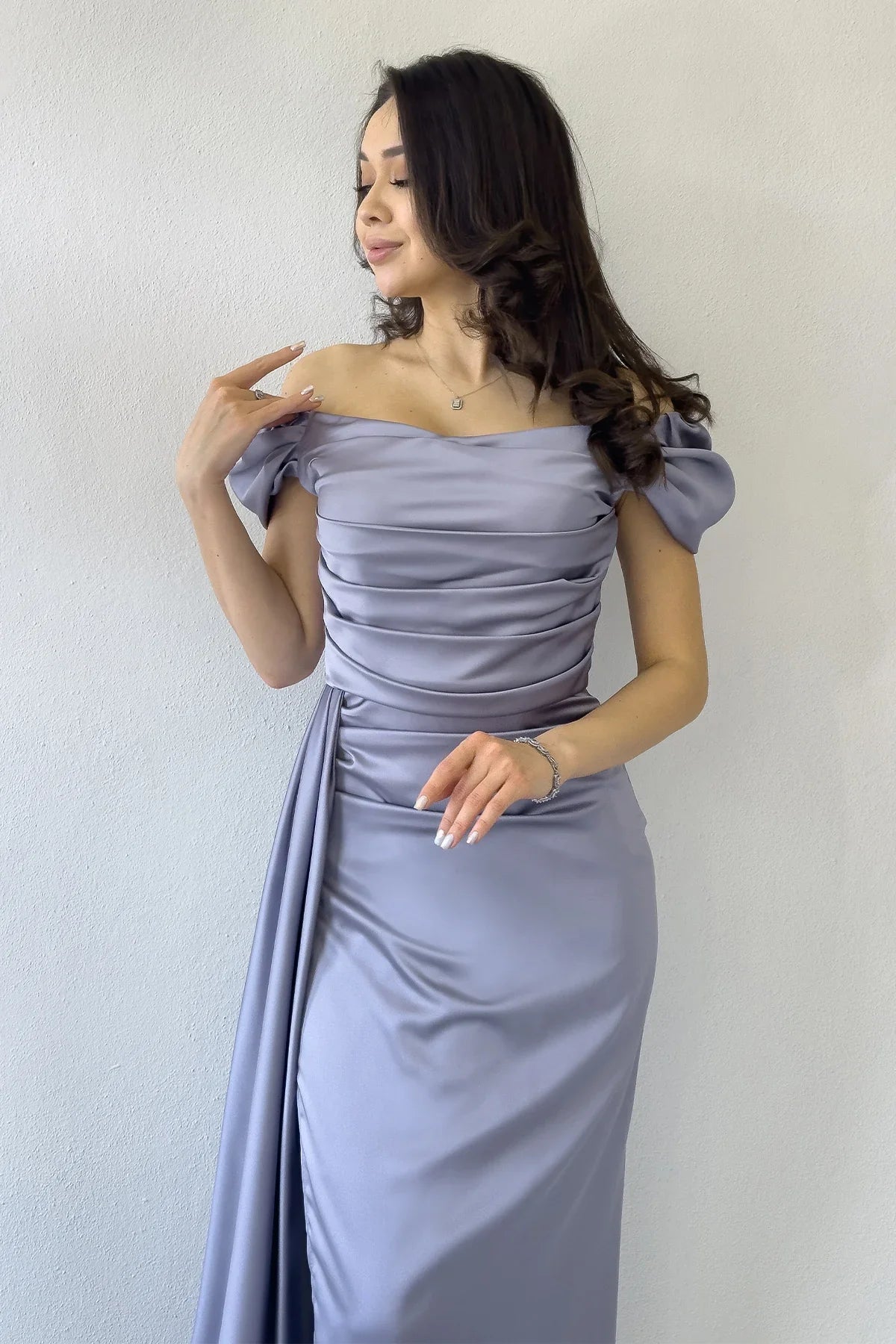 Kadın Gümüş Düşük Omuz Saten Drapeli Yırtmaçlı Abiye Elbise 