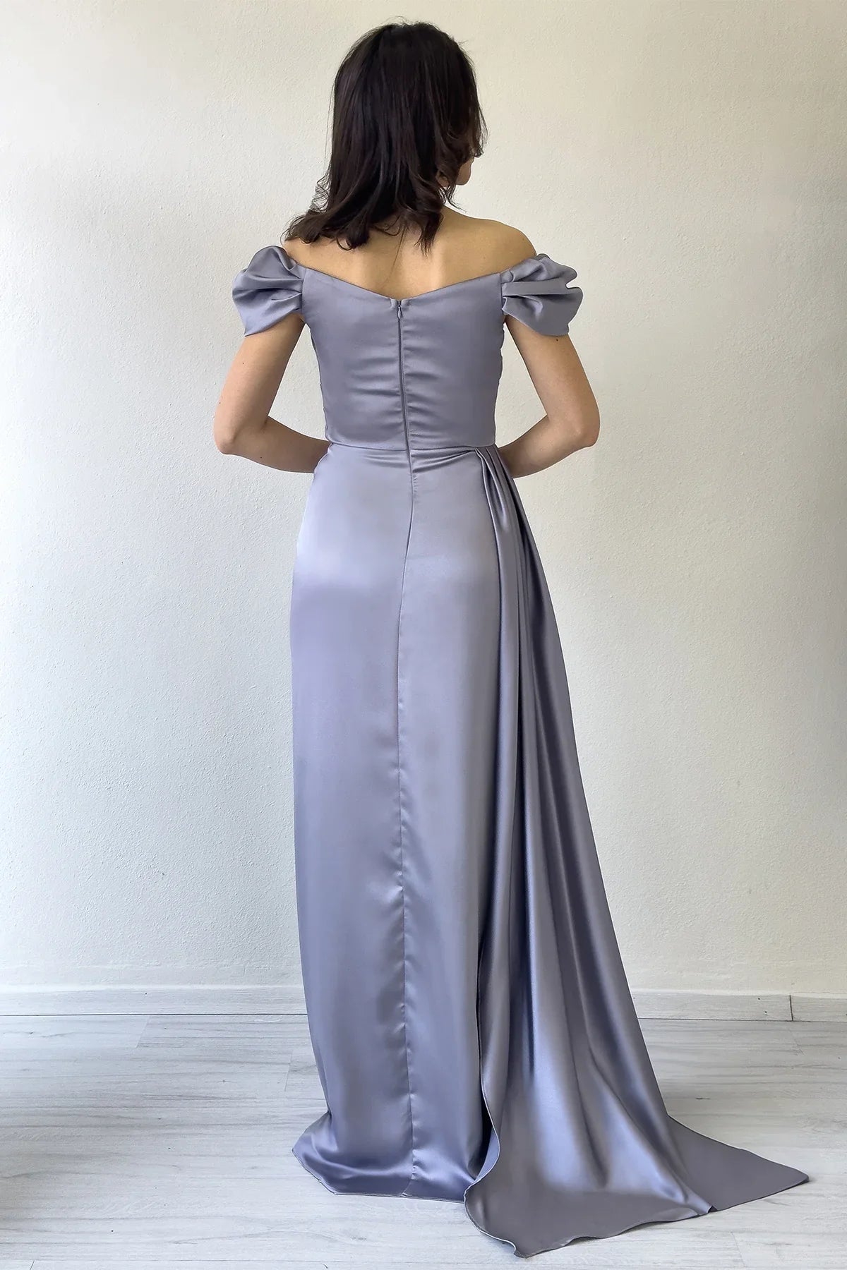 Kadın Gümüş Düşük Omuz Saten Drapeli Yırtmaçlı Abiye Elbise 