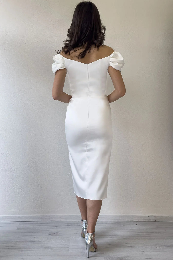 Beyaz Düşük Omuz Saten Drapeli Yırtmaçlı Midi Boy Abiye Elbise