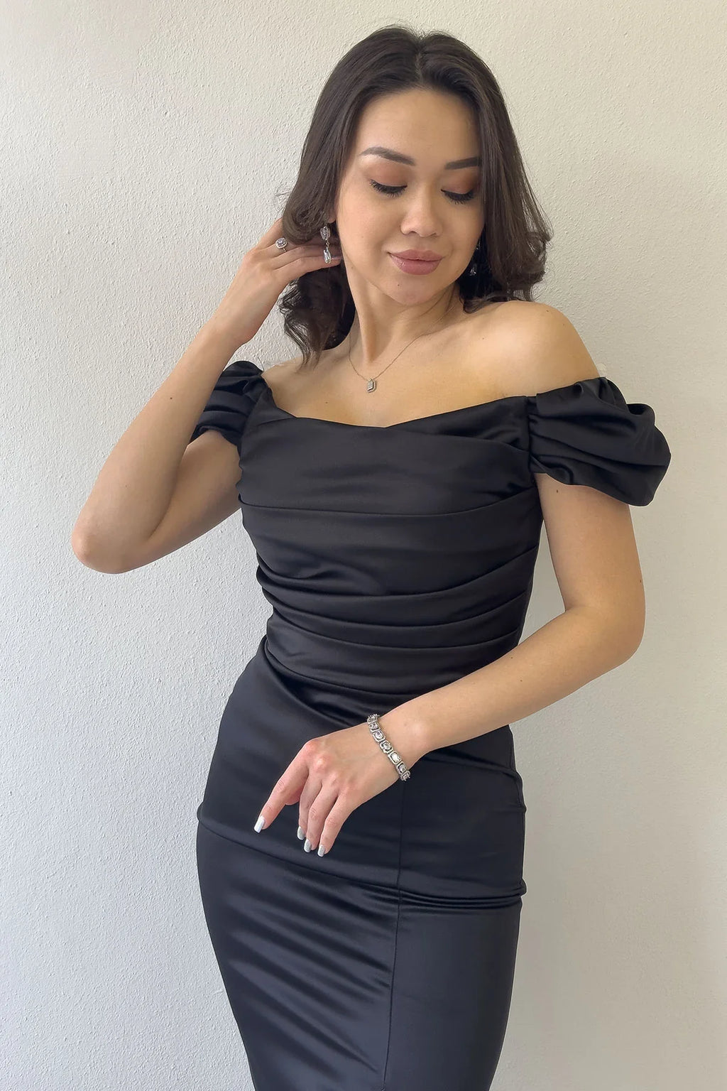 Siyah Düşük Omuz Saten Drapeli Yırtmaçlı Midi Boy Abiye Elbise