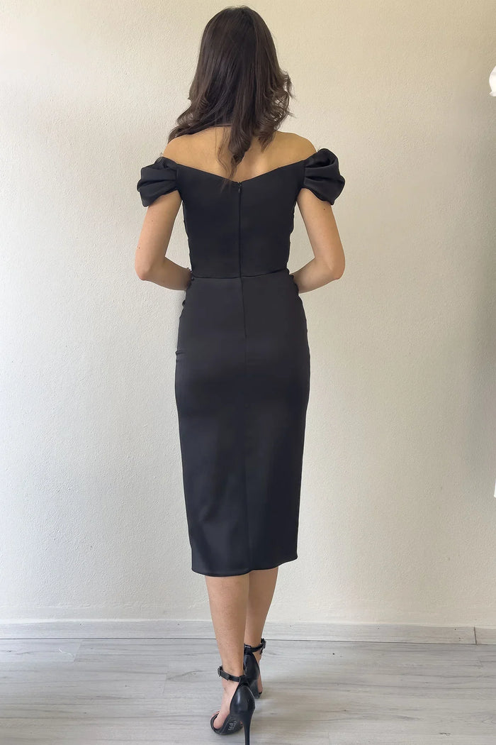 Siyah Düşük Omuz Saten Drapeli Yırtmaçlı Midi Boy Abiye Elbise