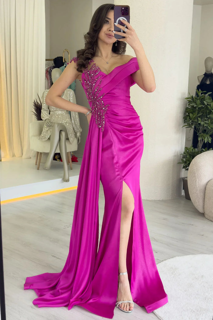 Fuşya Taş İşlemeli Büzgülü Saten Yırtmaçlı Abiye Elbise