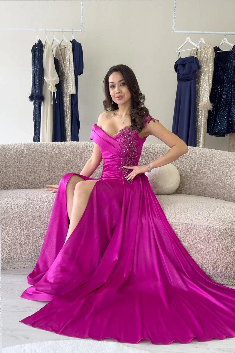 Fuşya Taş İşlemeli Büzgülü Saten Yırtmaçlı Abiye Elbise