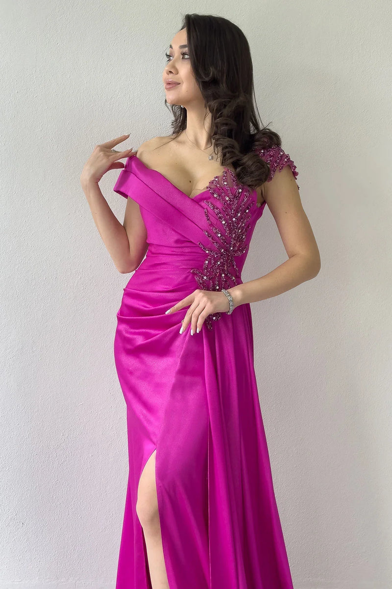 Fuşya Taş İşlemeli Büzgülü Saten Yırtmaçlı Abiye Elbise
