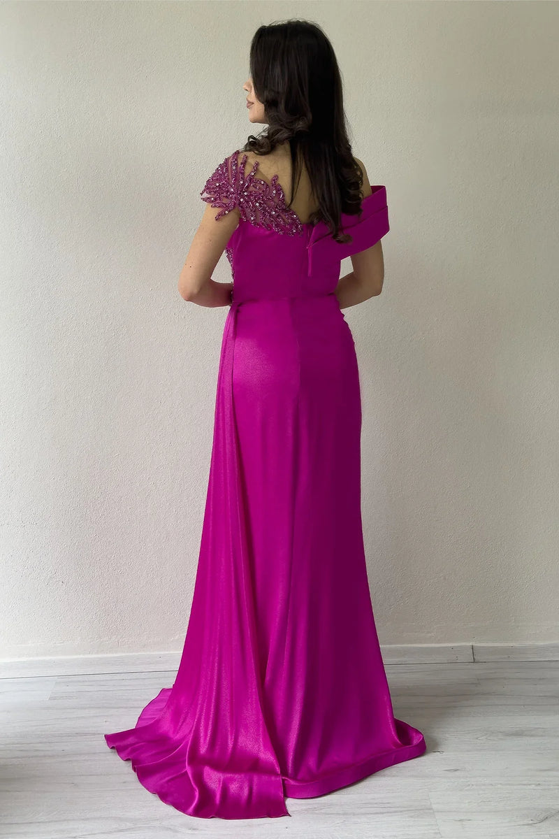 Fuşya Taş İşlemeli Büzgülü Saten Yırtmaçlı Abiye Elbise Fuşya Taş İşlemeli Büzgülü Saten Yırtmaçlı Abiye Elbise