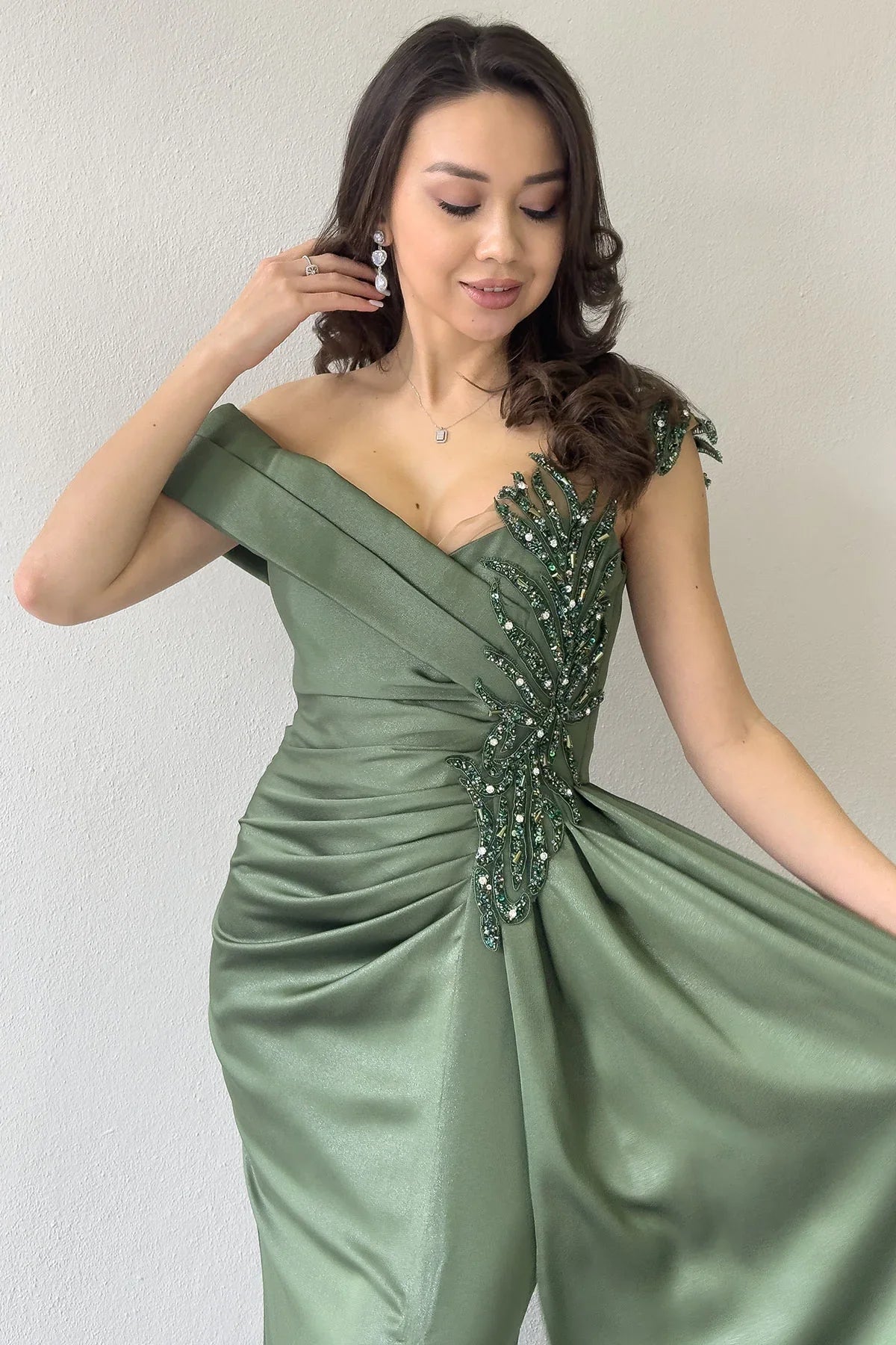 Haki Taş İşlemeli Büzgülü Saten Yırtmaçlı Abiye Elbise