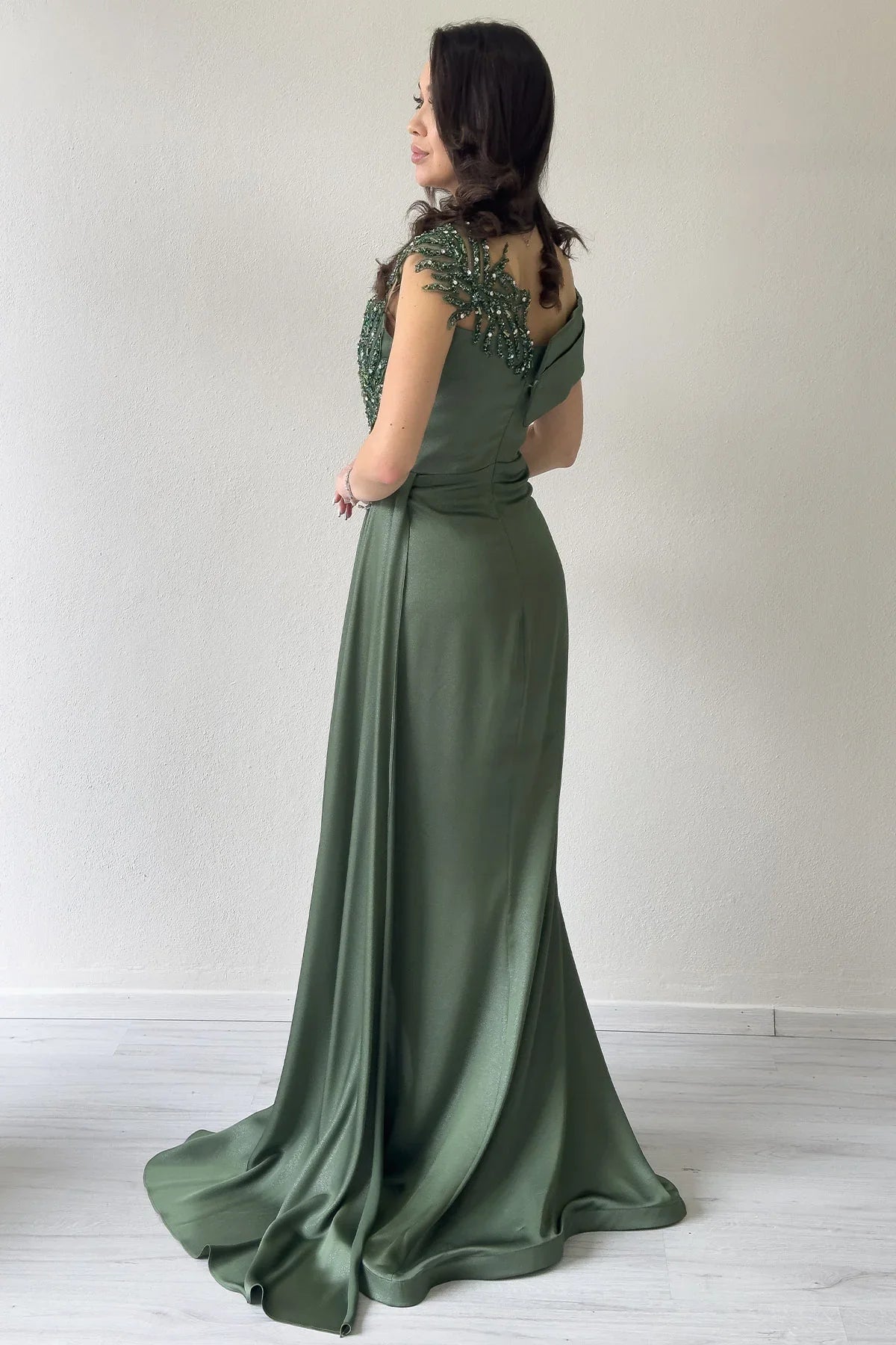 Haki Taş İşlemeli Büzgülü Saten Yırtmaçlı Abiye Elbise