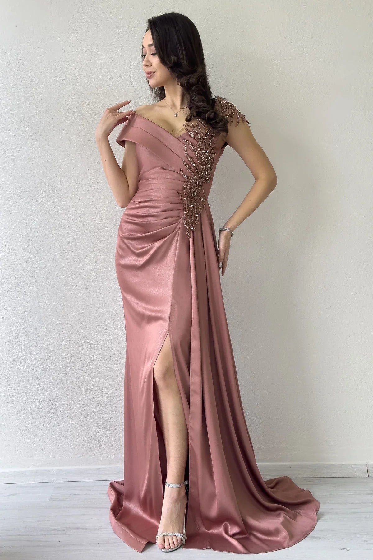 Pudra Taş İşlemeli Büzgülü Saten Yırtmaçlı Abiye Elbise