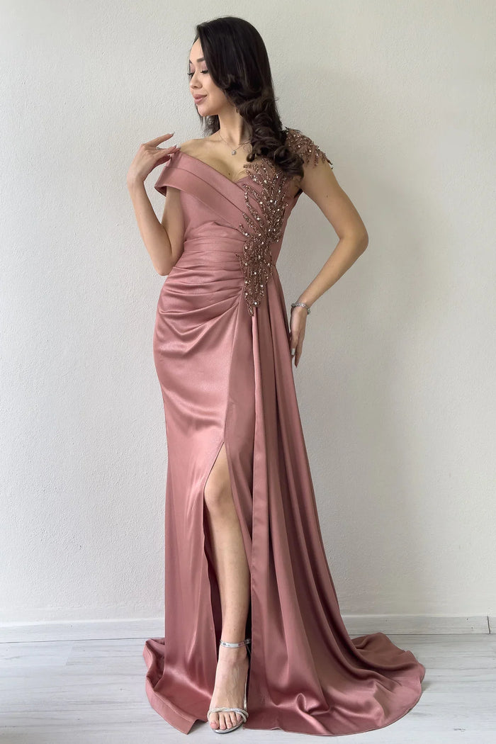 Pudra Taş İşlemeli Büzgülü Saten Yırtmaçlı Abiye Elbise