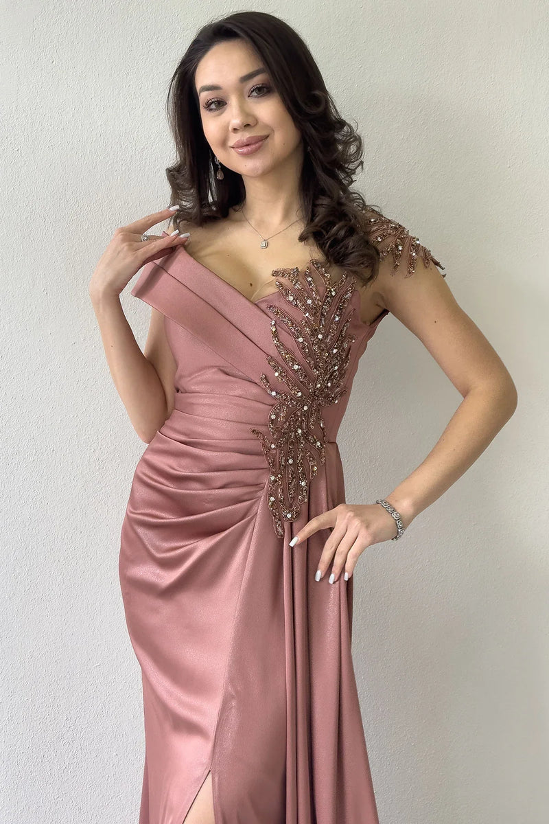 Pudra Taş İşlemeli Büzgülü Saten Yırtmaçlı Abiye Elbise