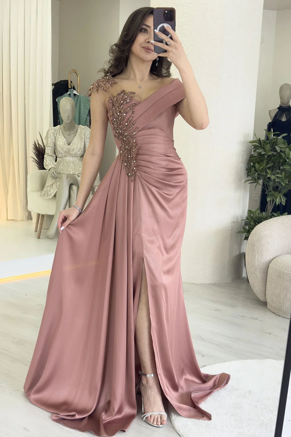 Pudra Taş İşlemeli Büzgülü Saten Yırtmaçlı Abiye Elbise