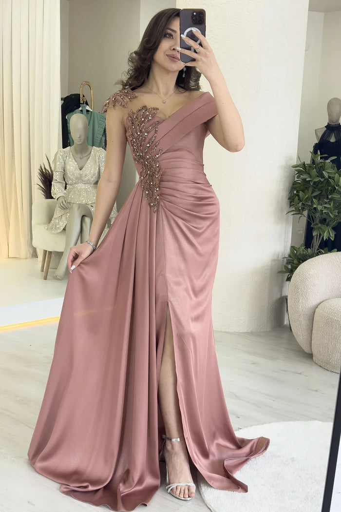 Pudra Taş İşlemeli Büzgülü Saten Yırtmaçlı Abiye Elbise