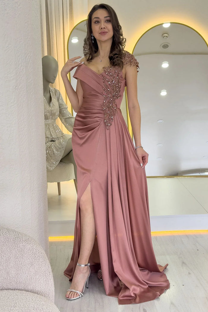 Pudra Taş İşlemeli Büzgülü Saten Yırtmaçlı Abiye Elbise