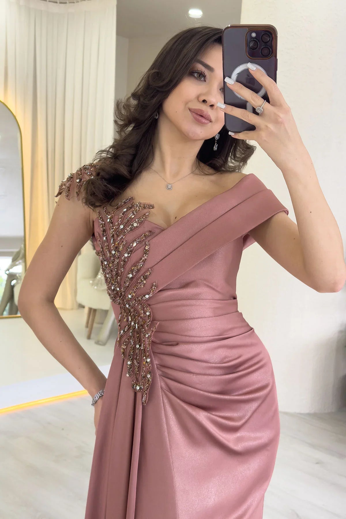 Pudra Taş İşlemeli Büzgülü Saten Yırtmaçlı Abiye Elbise