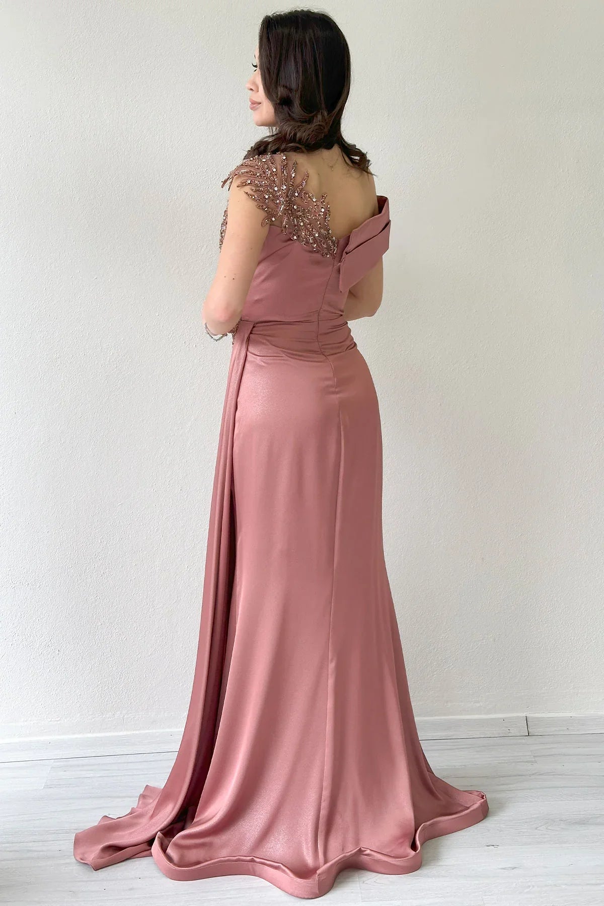 Pudra Taş İşlemeli Büzgülü Saten Yırtmaçlı Abiye Elbise