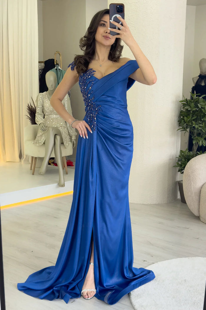 Saks Taş İşlemeli Büzgülü Saten Yırtmaçlı Abiye Elbise