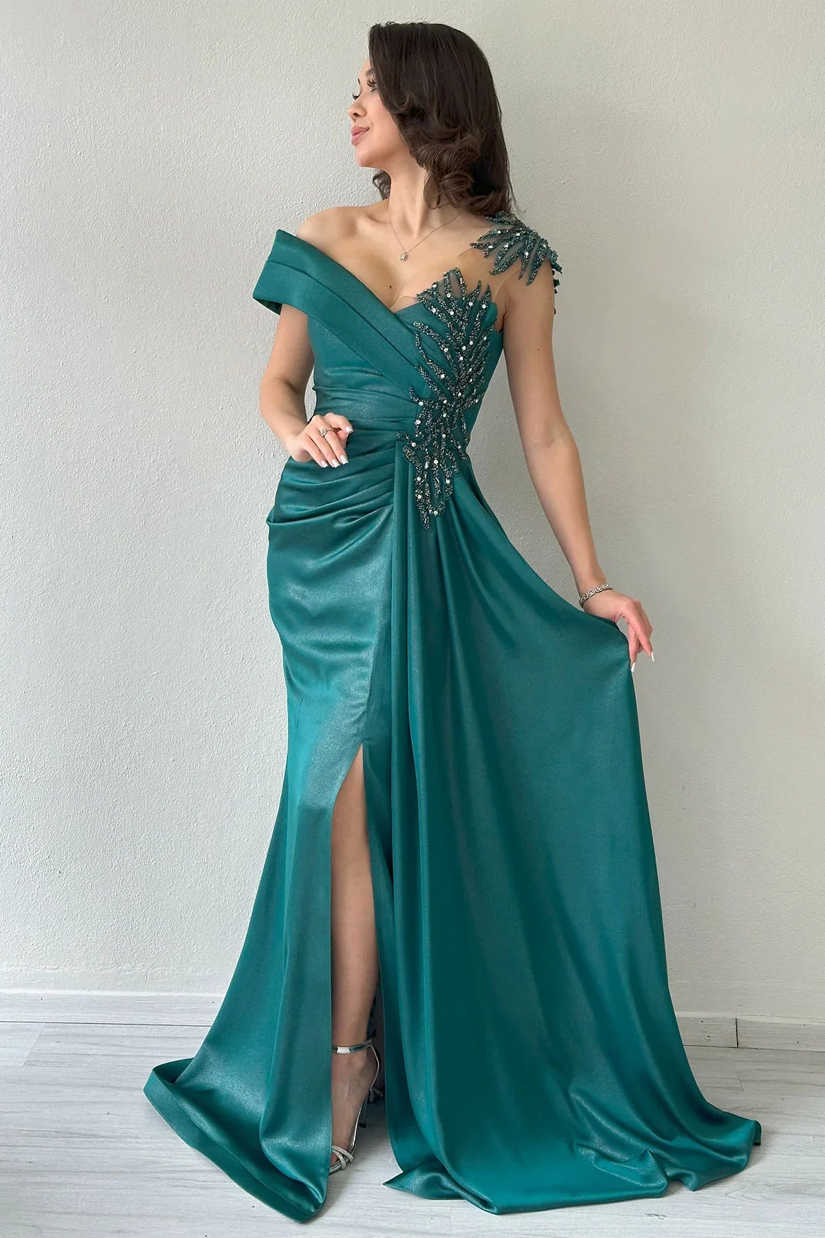 Zümrüt Yeşil Taş İşlemeli Büzgülü Saten Yırtmaçlı Abiye Elbise