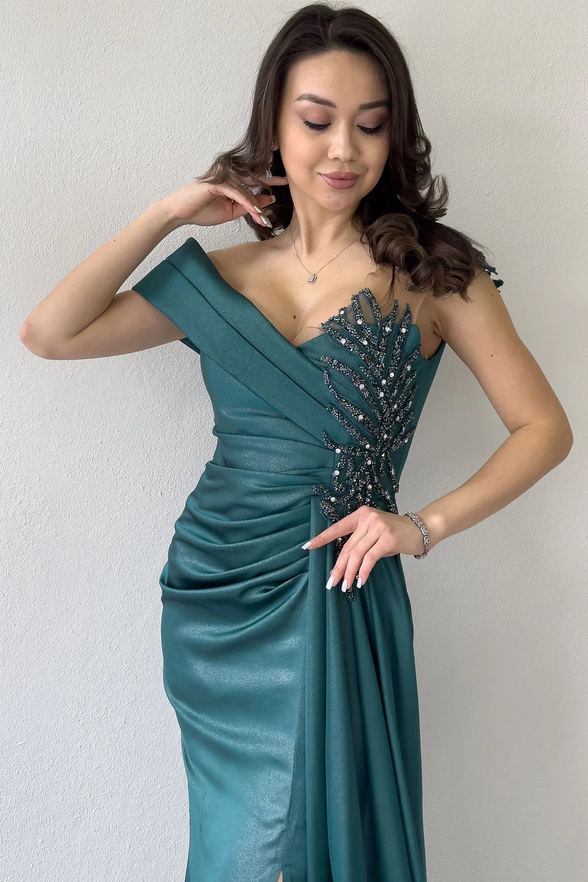 Zümrüt Yeşil Taş İşlemeli Büzgülü Saten Yırtmaçlı Abiye Elbise