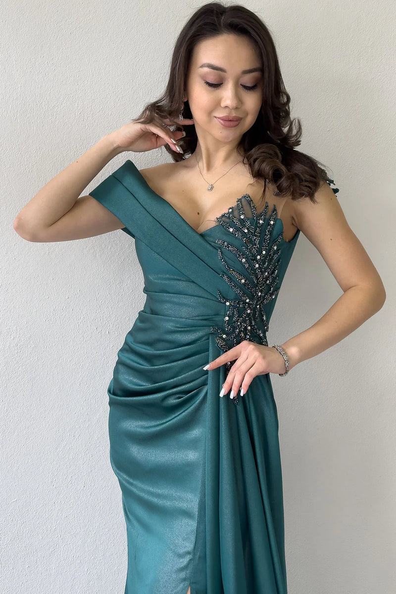 Zümrüt Yeşil Taş İşlemeli Büzgülü Saten Yırtmaçlı Abiye Elbise