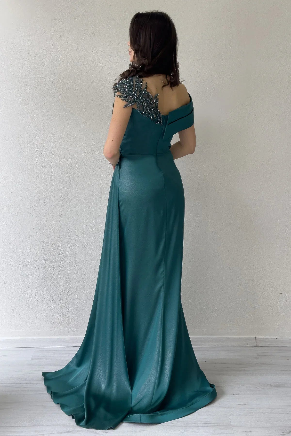 Zümrüt Yeşil Taş İşlemeli Büzgülü Saten Yırtmaçlı Abiye Elbise