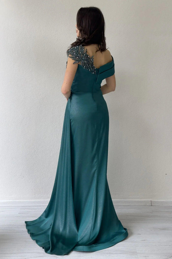 Zümrüt Yeşil Taş İşlemeli Büzgülü Saten Yırtmaçlı Abiye Elbise