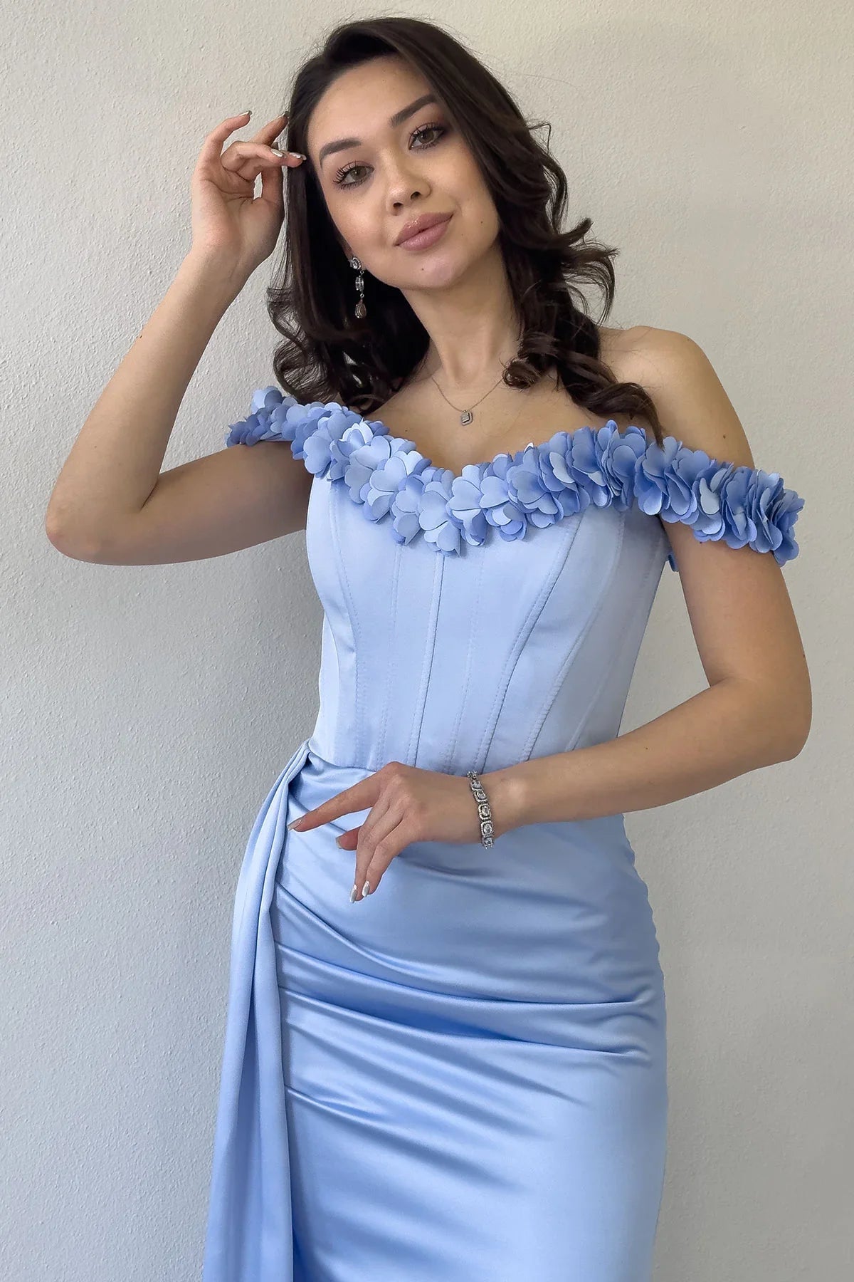 Bebe Mavi Çiçekli Kayık Yaka Drapeli Yırtmaçlı Saten Abiye Elbise