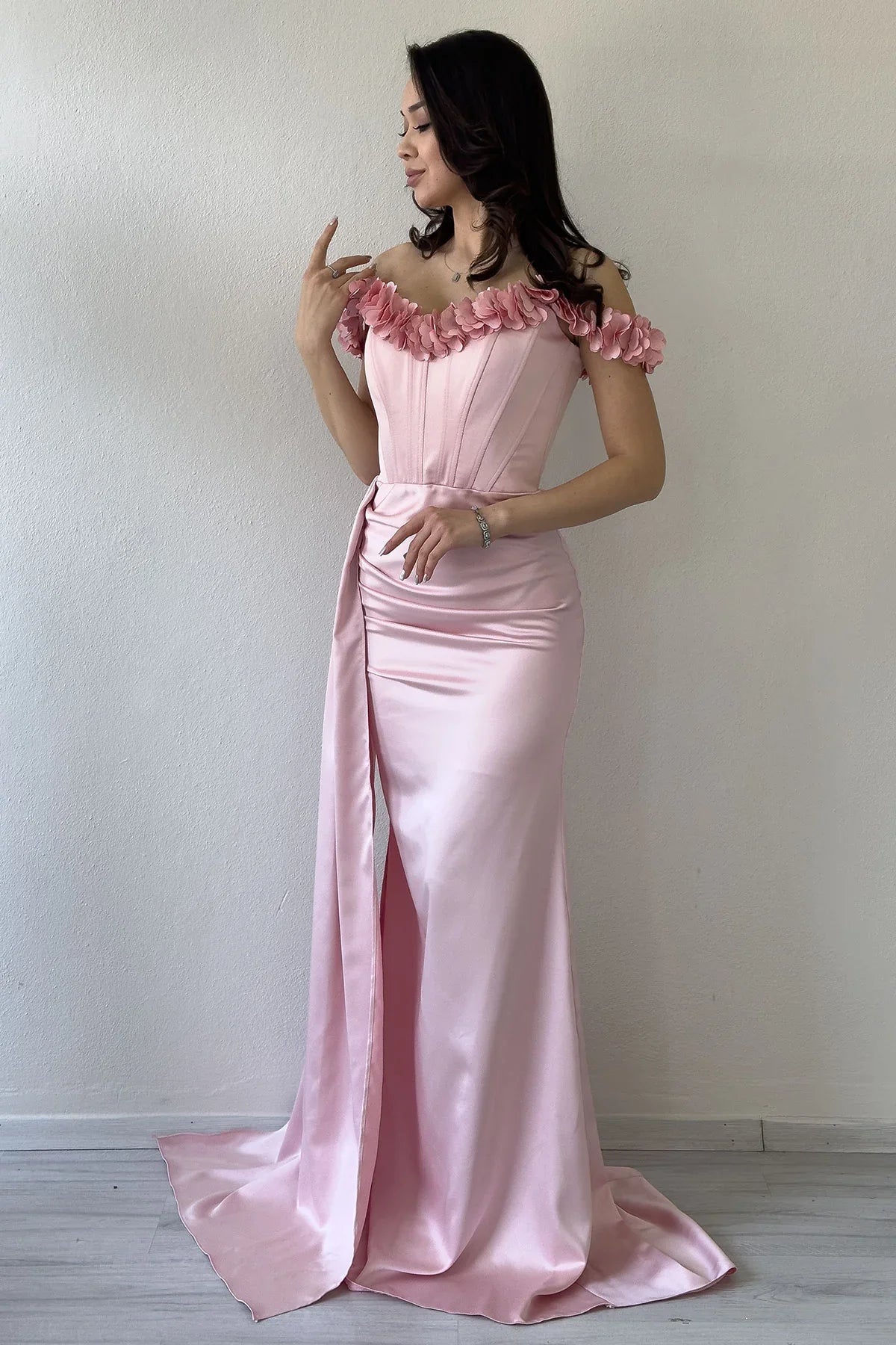 Pudra  Çiçekli Kayık Yaka Drapeli Yırtmaçlı Saten Abiye Elbise