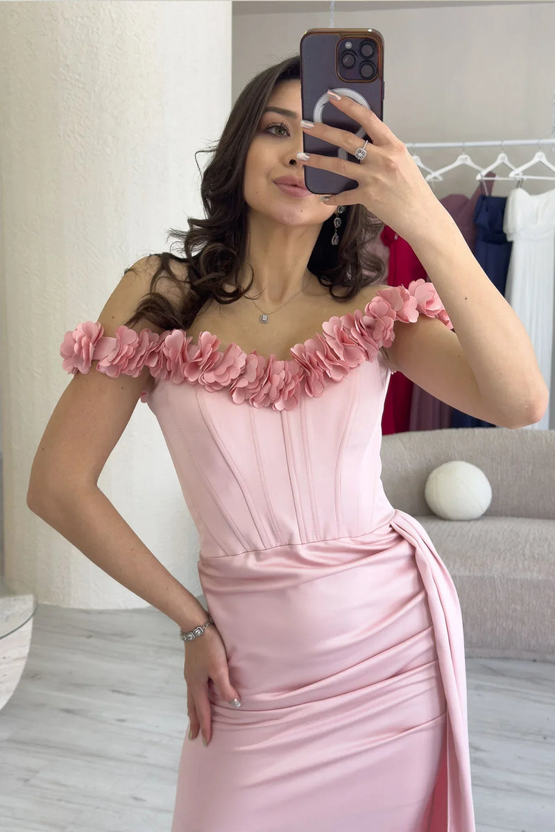 Pudra  Çiçekli Kayık Yaka Drapeli Yırtmaçlı Saten Abiye Elbise