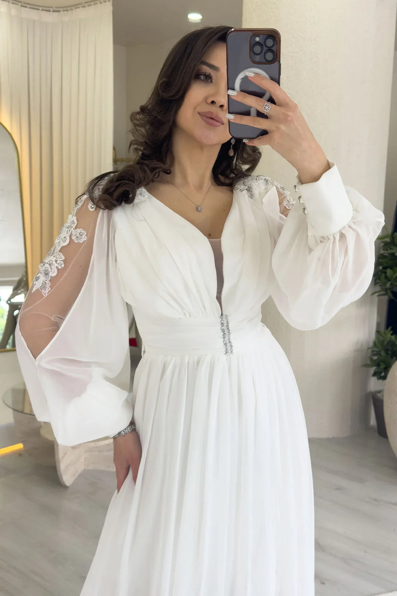 Beyaz Güpür Kol Detaylı Yırtmaçlı Şifon Abiye Elbise