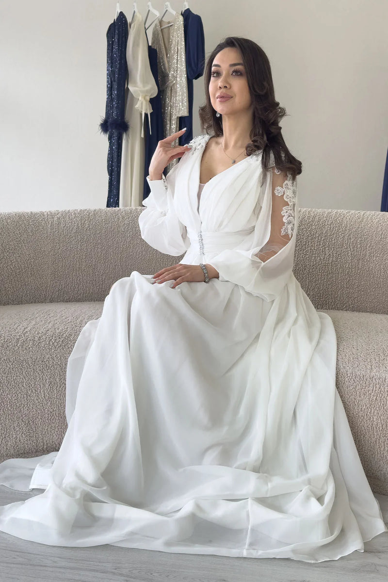 Beyaz Güpür Kol Detaylı Yırtmaçlı Şifon Abiye Elbise