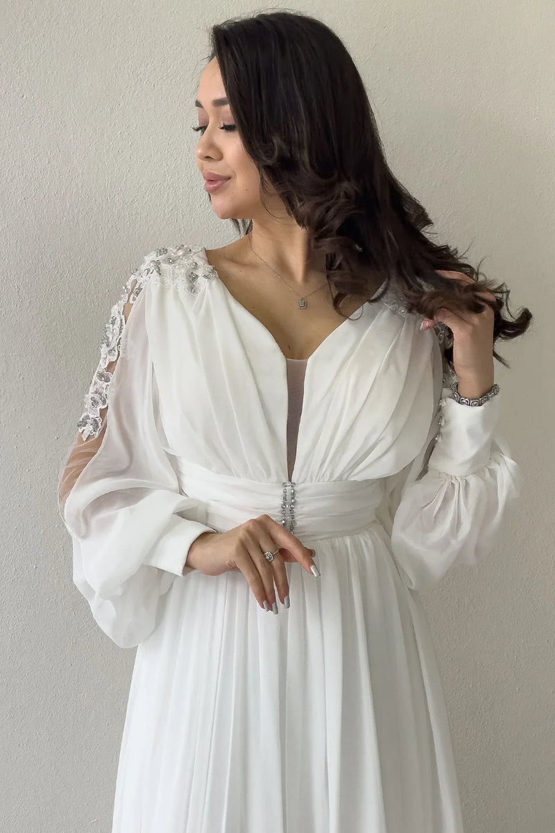 Beyaz Güpür Kol Detaylı Yırtmaçlı Şifon Abiye Elbise